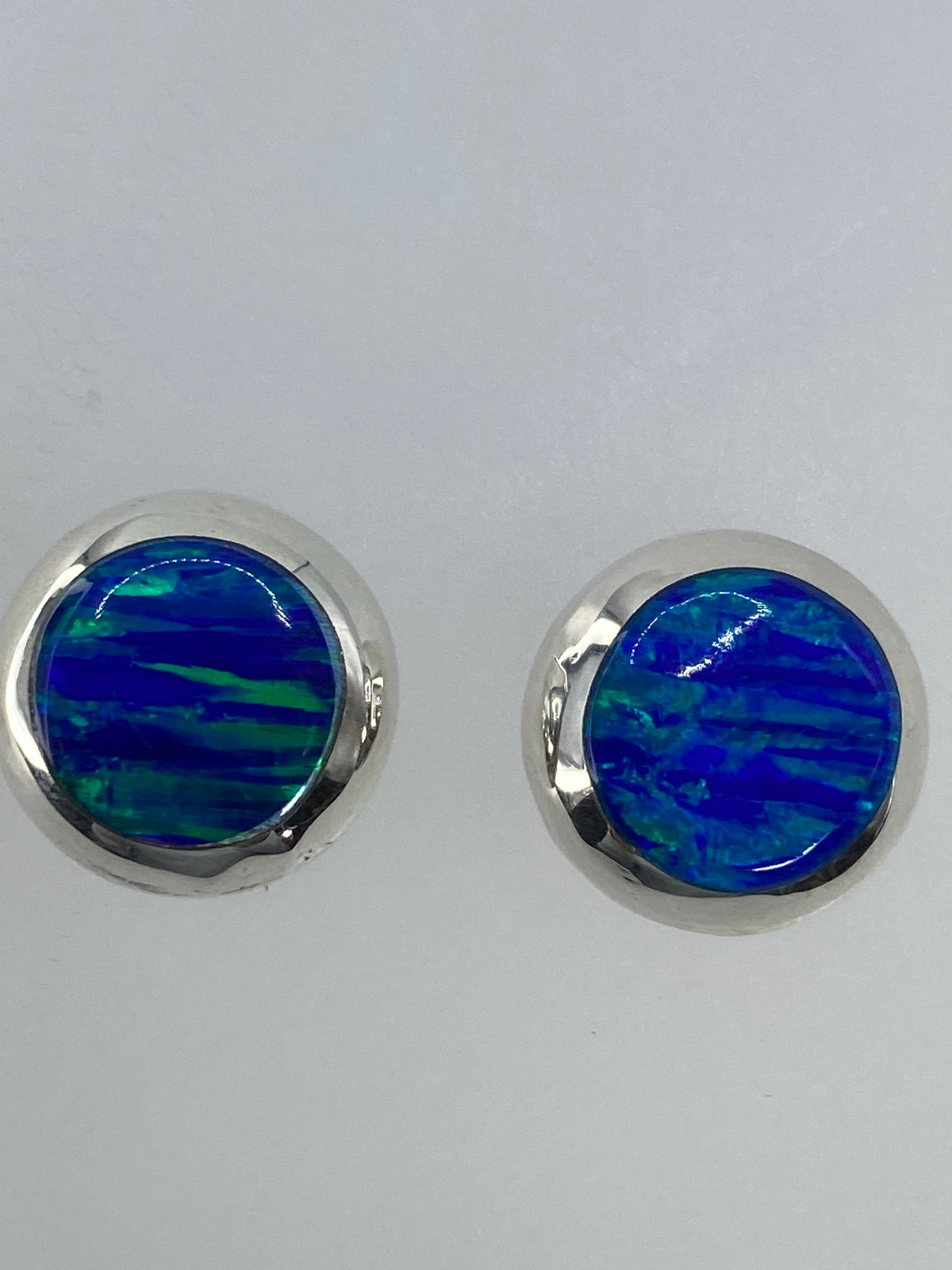 Aretes circulares de plata mostrando el Quinto 925 en el reverso