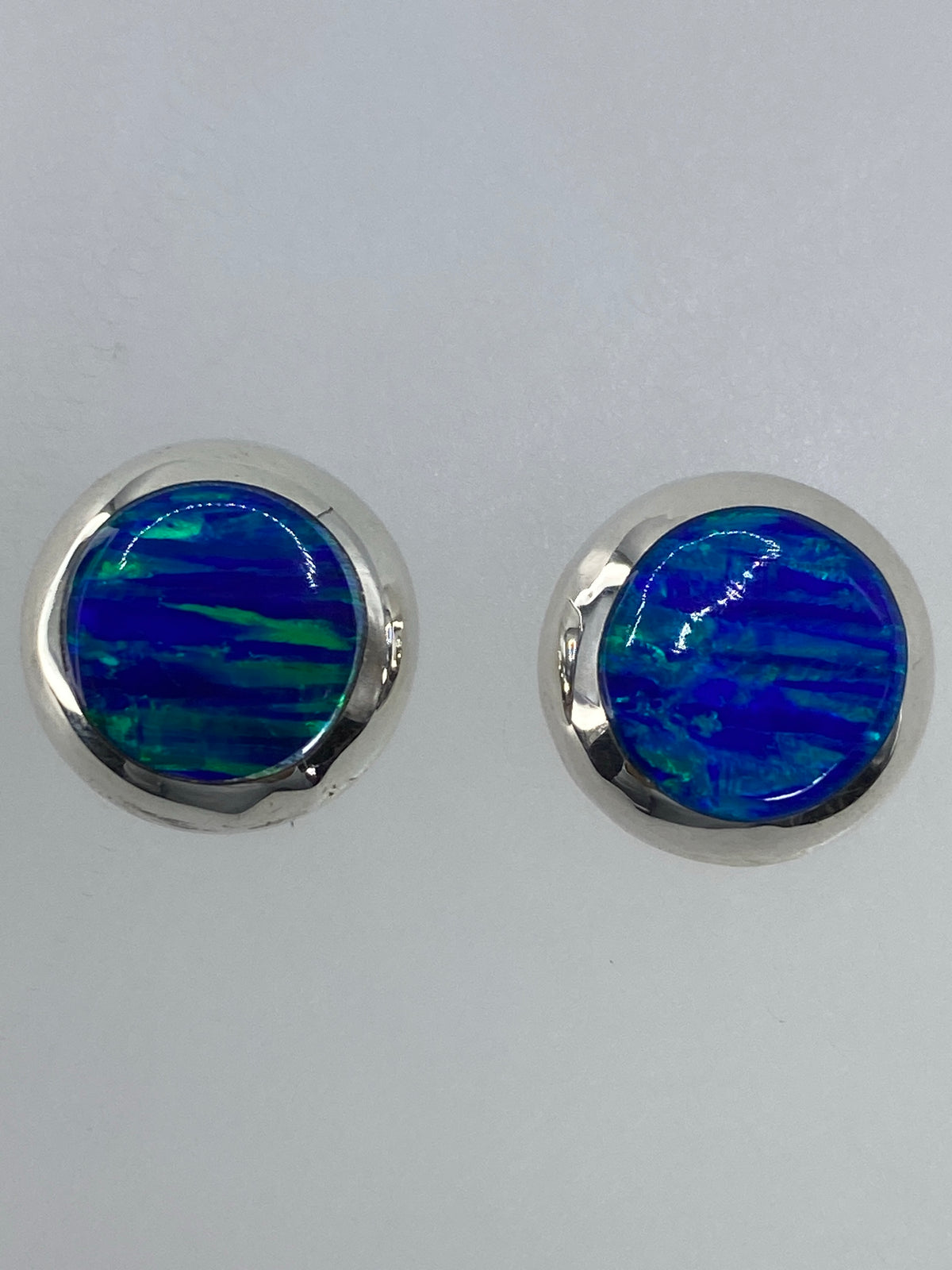Detalle del ópalo de fuego con tonos azul, verde y dorado