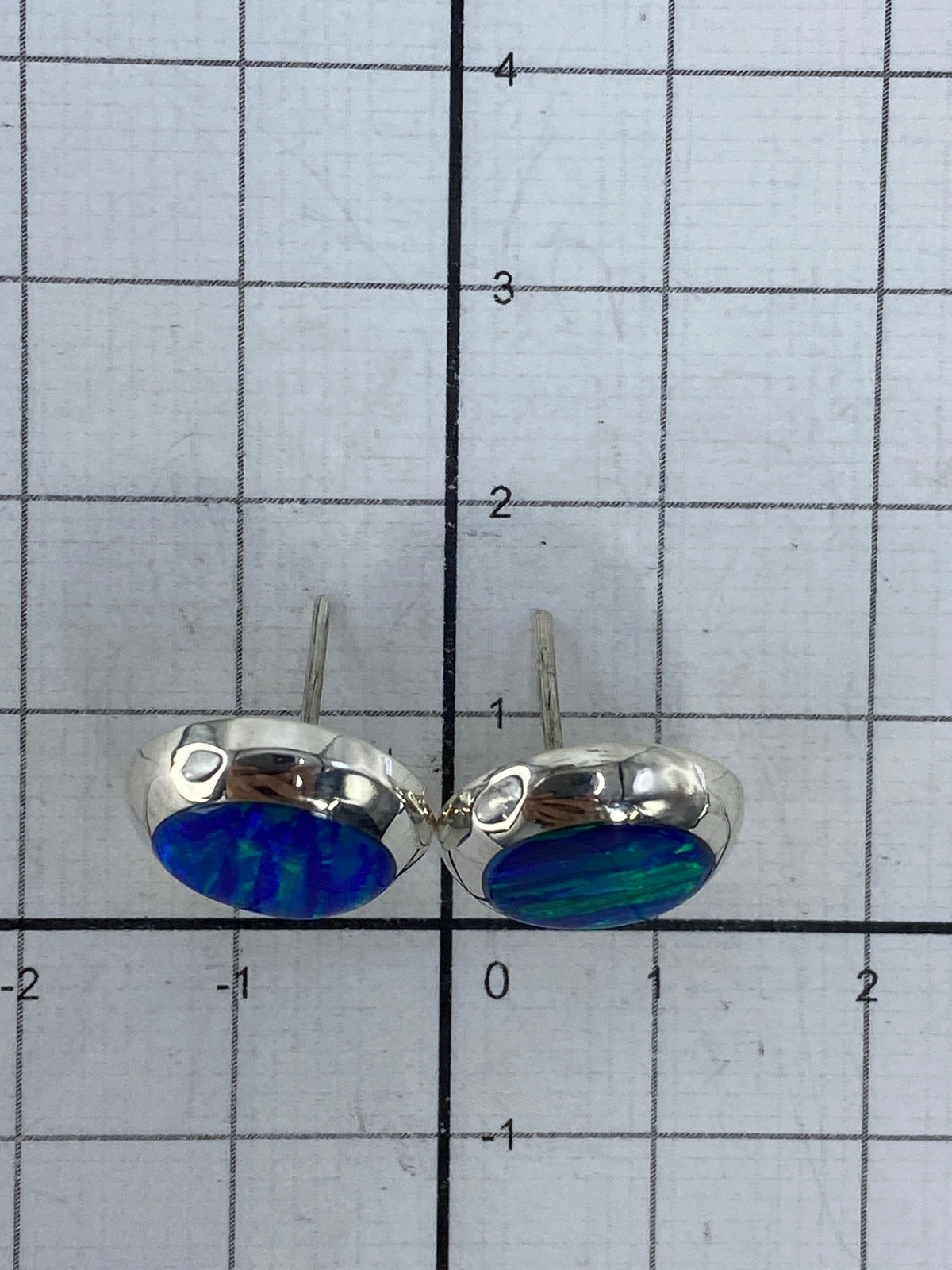 Aretes de plata sobre escala de medidas — 1.5 cm de largo