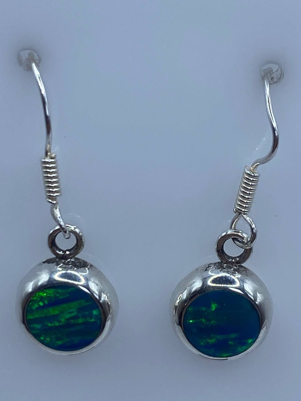Detalle de la piedra de ópalo azul engastada en plata 950