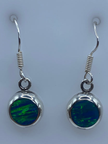 Aretes sobre escala de centímetros mostrando tamaño de 2.7 cm