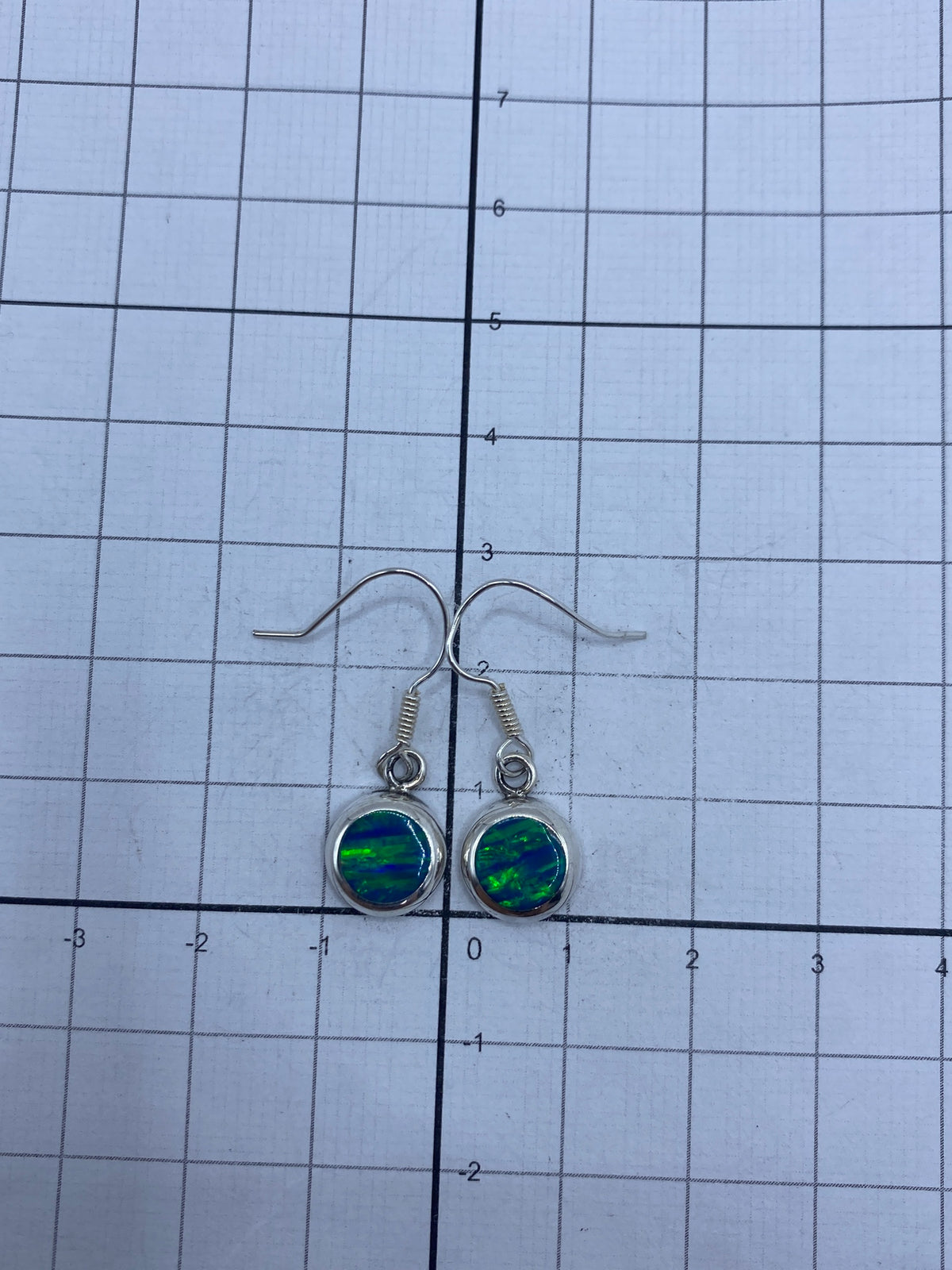 Aretes en el estuche mostrando peso de 1.8 gramos