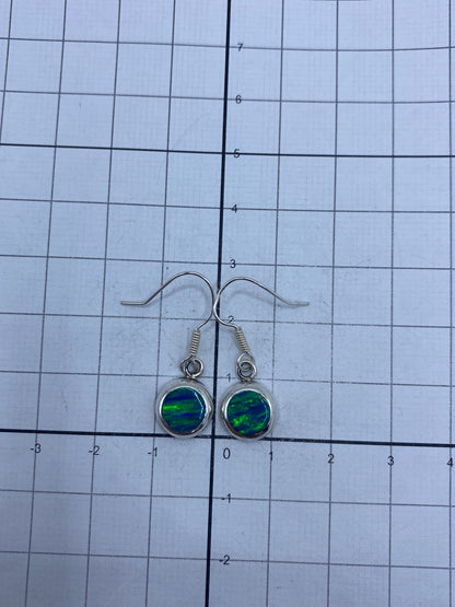 Aretes en el estuche mostrando peso de 1.8 gramos