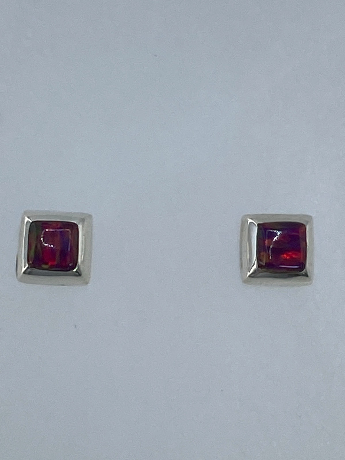 Par de aretes con poste y mariposa, mostrando el Quinto 925 en la base