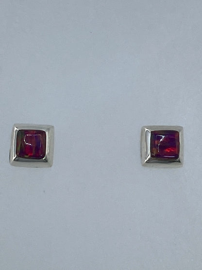Par de aretes con poste y mariposa, mostrando el Quinto 925 en la base