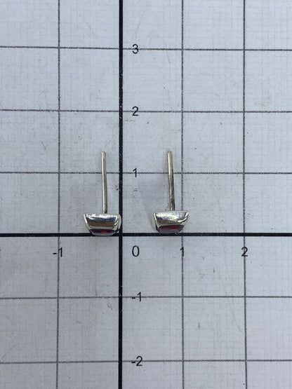 Aretes de ópalo sobre una mano, destacando el color iridiscente de la piedra