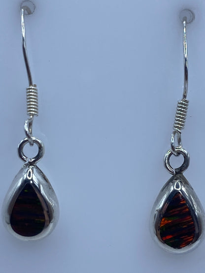 Aretes en uso, mostrando los colores del ópalo bajo la luz natural
