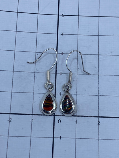 Vista frontal de los dos aretes alineados, ópalo de fuego multicolor