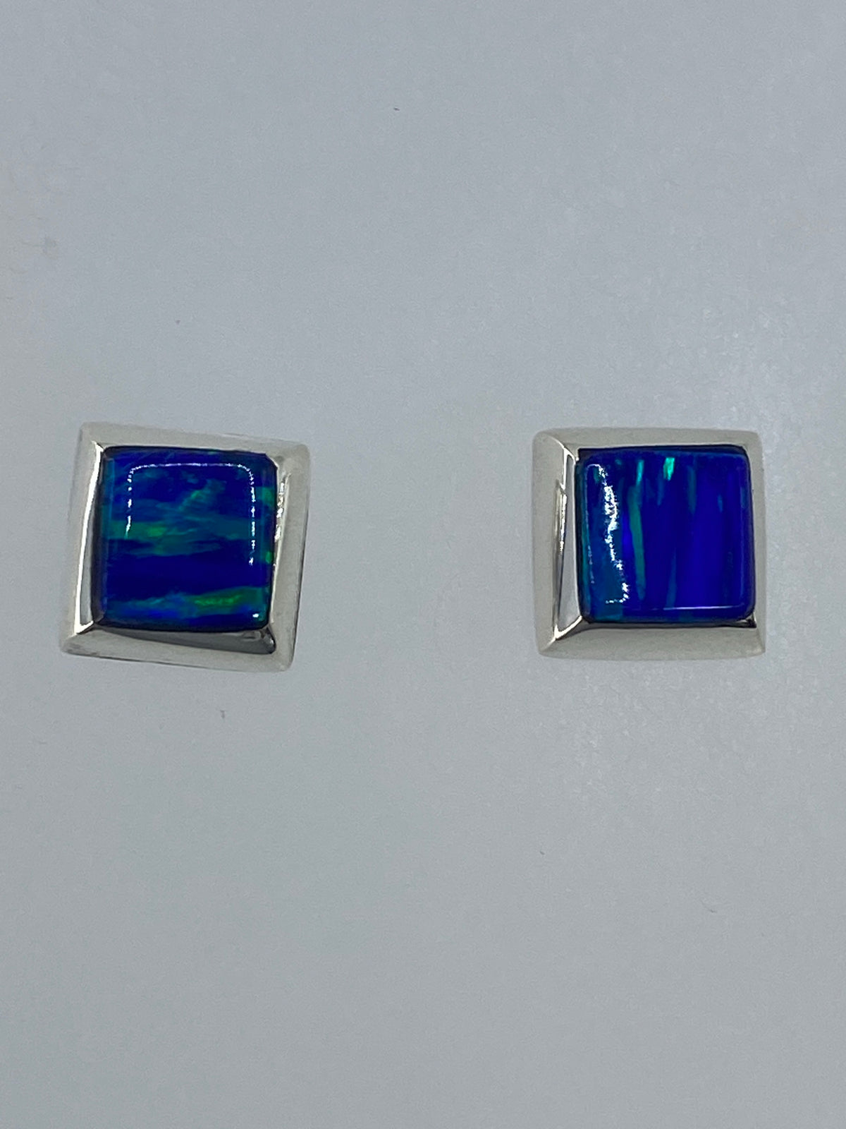 Par de aretes de plata 925 con ópalo de fuego multicolor en postes, vista frontal