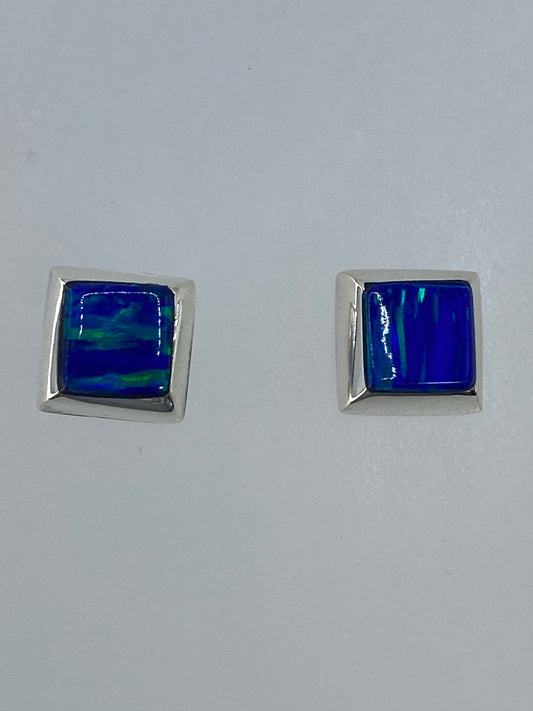 Par de aretes de plata 925 con ópalo de fuego multicolor en postes, vista frontal