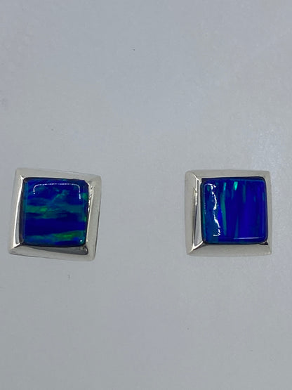 Aretes colgando en el oído mostrando su tamaño delicado de 1.5 cm