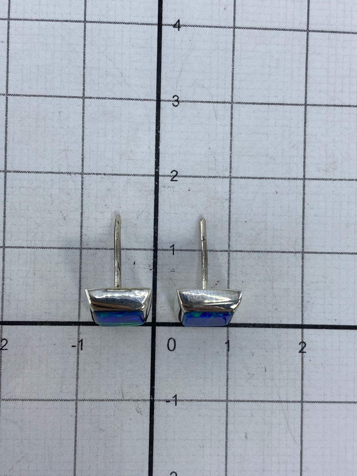 Reverso de los aretes mostrando el engaste a mano en plata 925