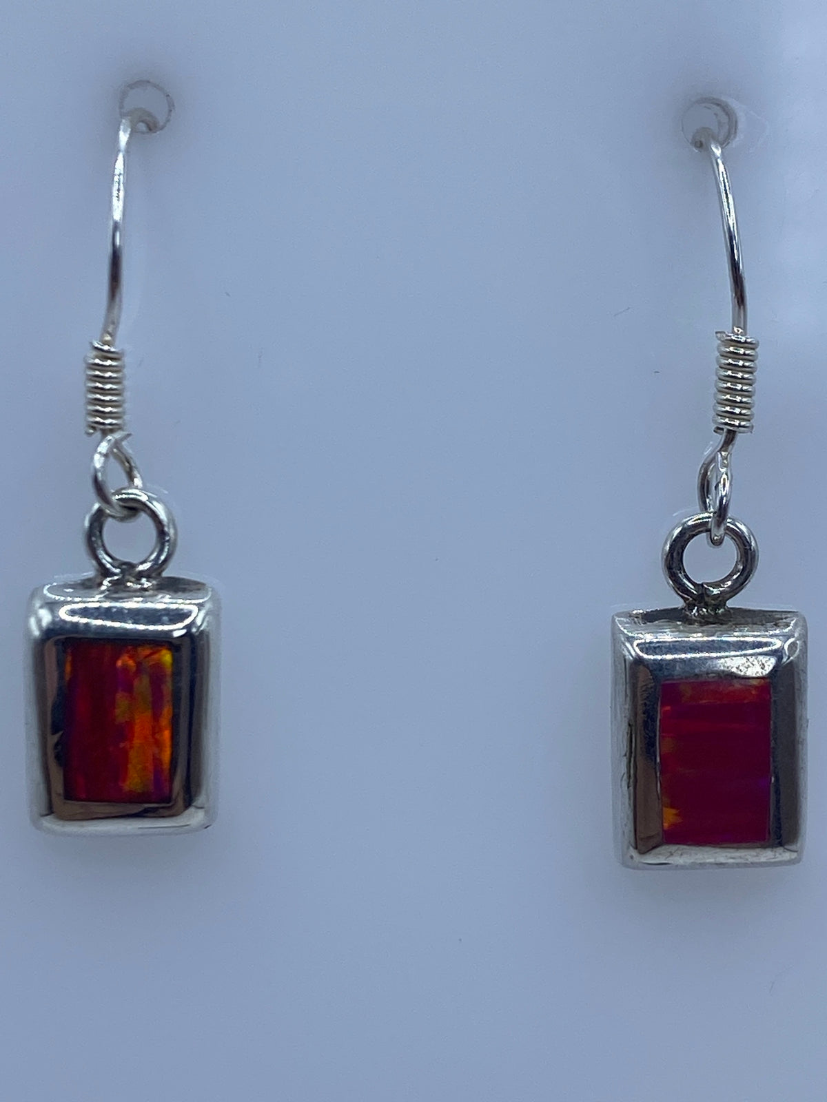 Aretes sobre regla métrica mostrando largo de 2.8 cm