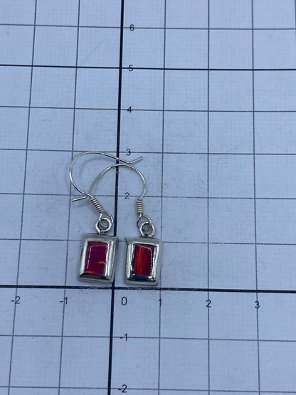 Aretes de plata con piedra rosa brillante en estuche de presentación