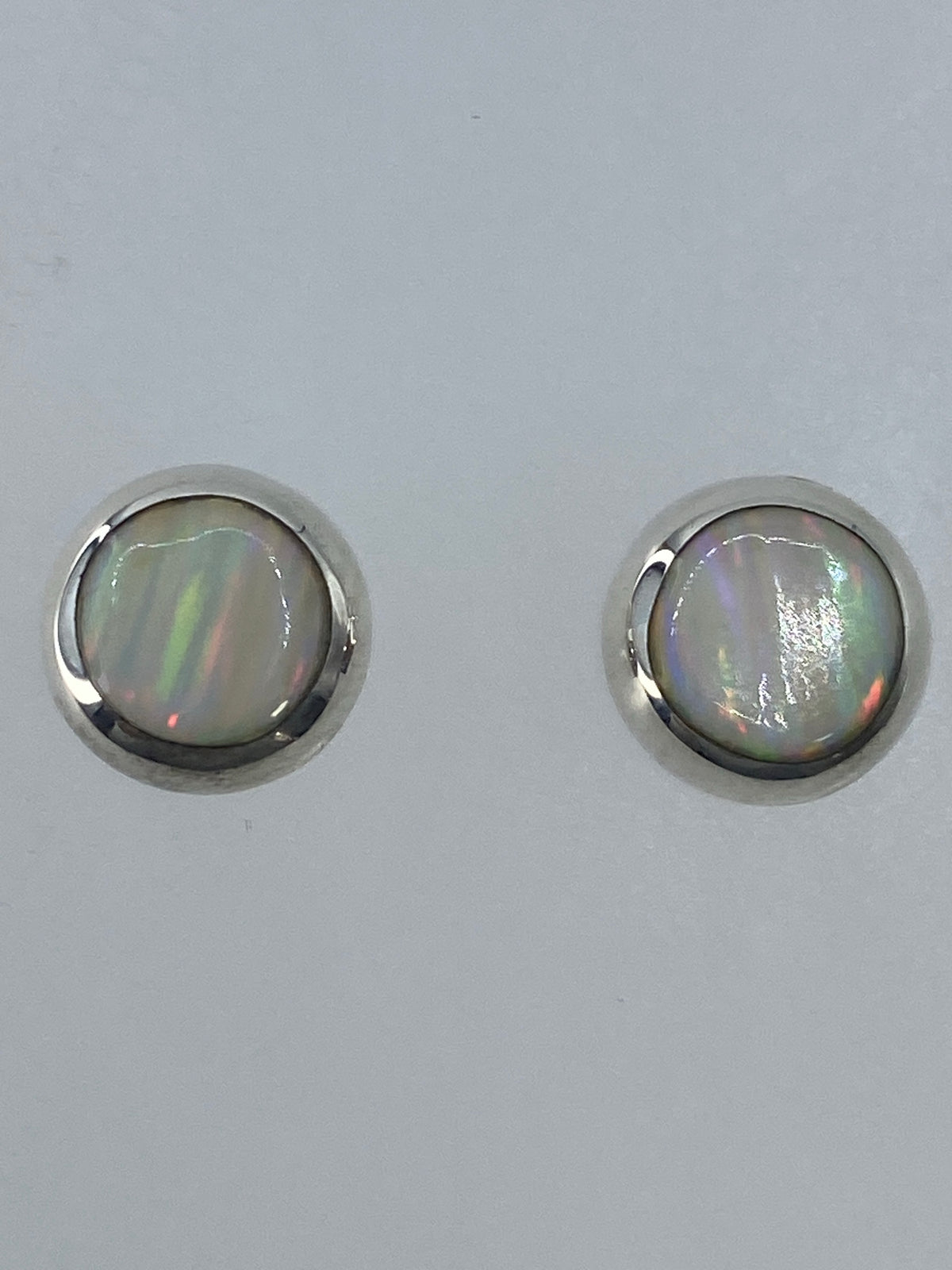 Par de aretes de ópalo de fuego engastado en plata 925, vista frontal