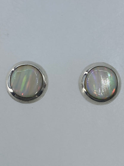 Par de aretes de ópalo de fuego engastado en plata 925, vista frontal
