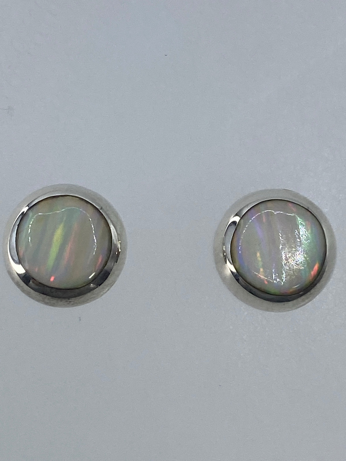 Detalle del juego de colores del ópalo de fuego en los aretes