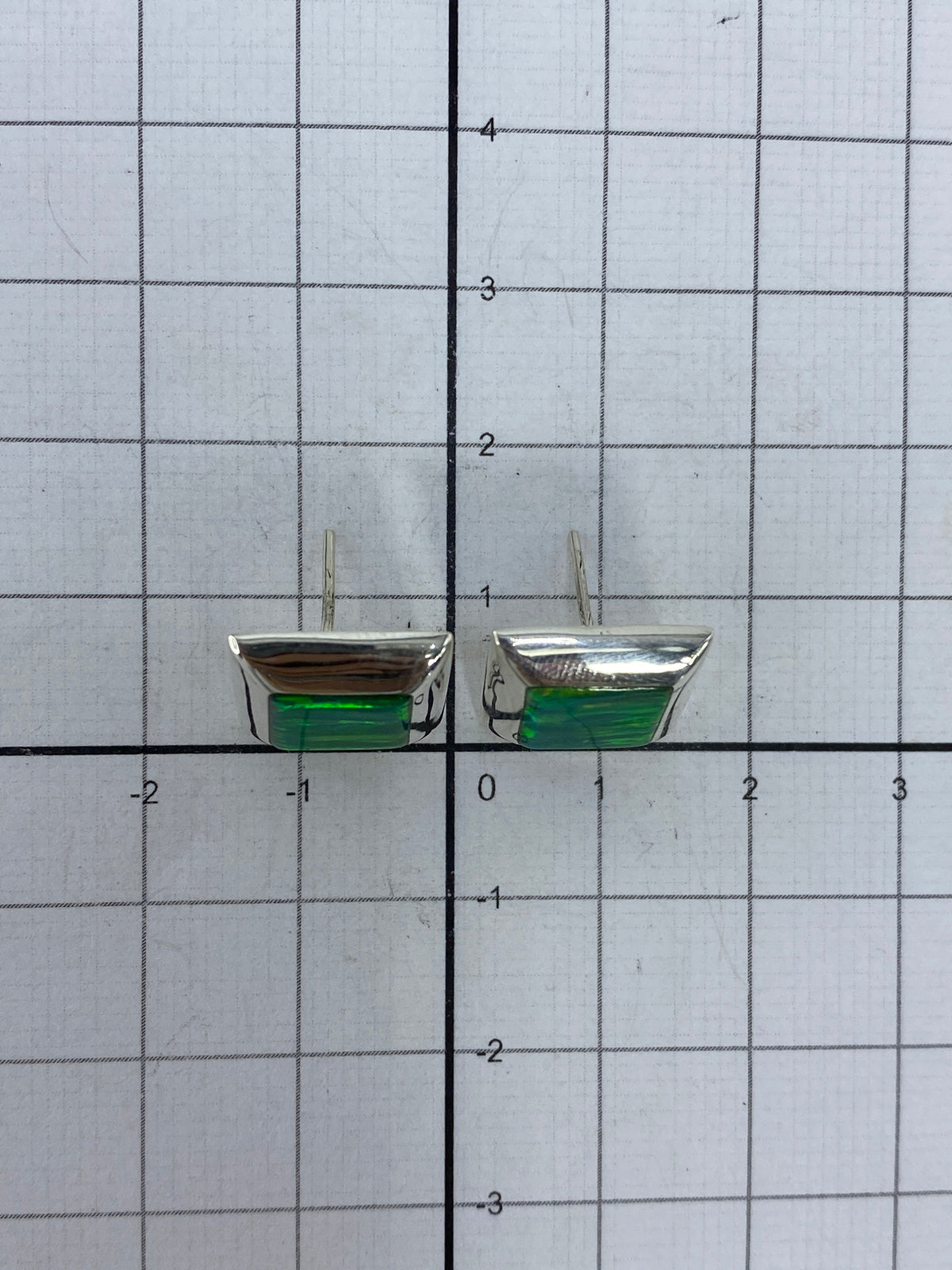 Aretes de tamaño real (1.5 cm) mostrando el Quinto 925 en la base