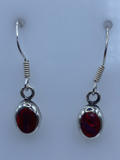 Par de aretes de plata con ópalo de fuego multicolor en tonos rojo y naranja