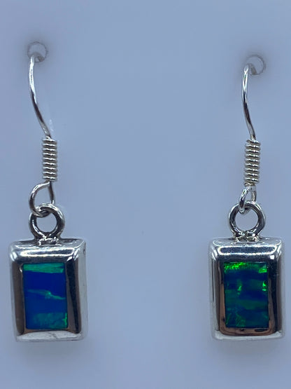 Aretes sobre regla de centímetros mostrando largo de 2.9 cm