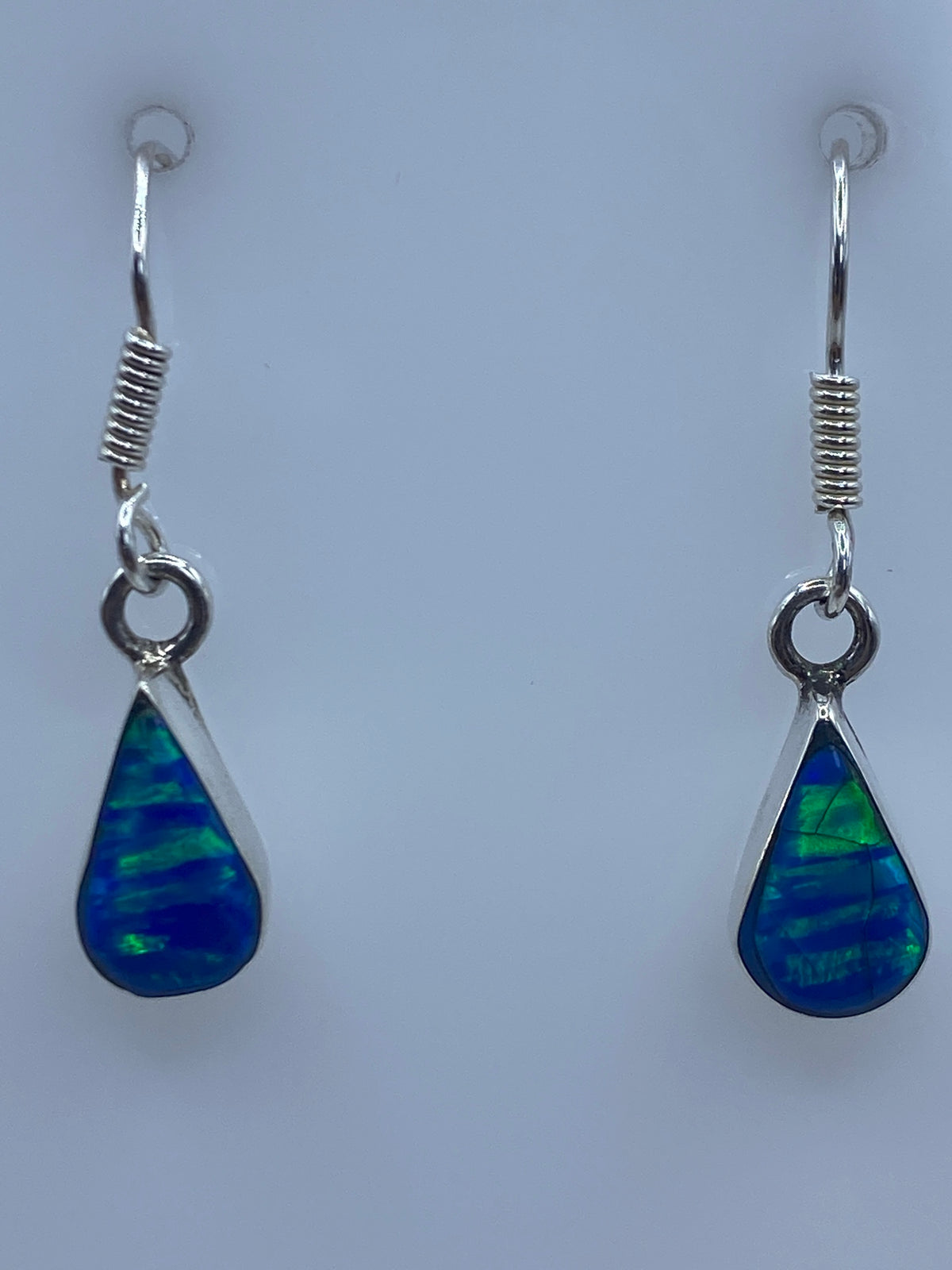 Par de aretes de plata con ópalo de fuego azul iridiscente, gancho de plata
