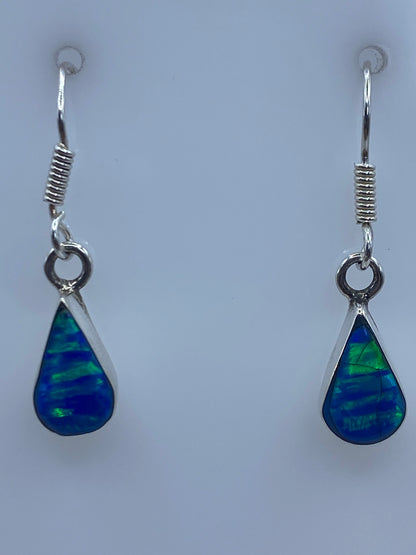 Par de aretes de plata con ópalo de fuego azul iridiscente, gancho de plata