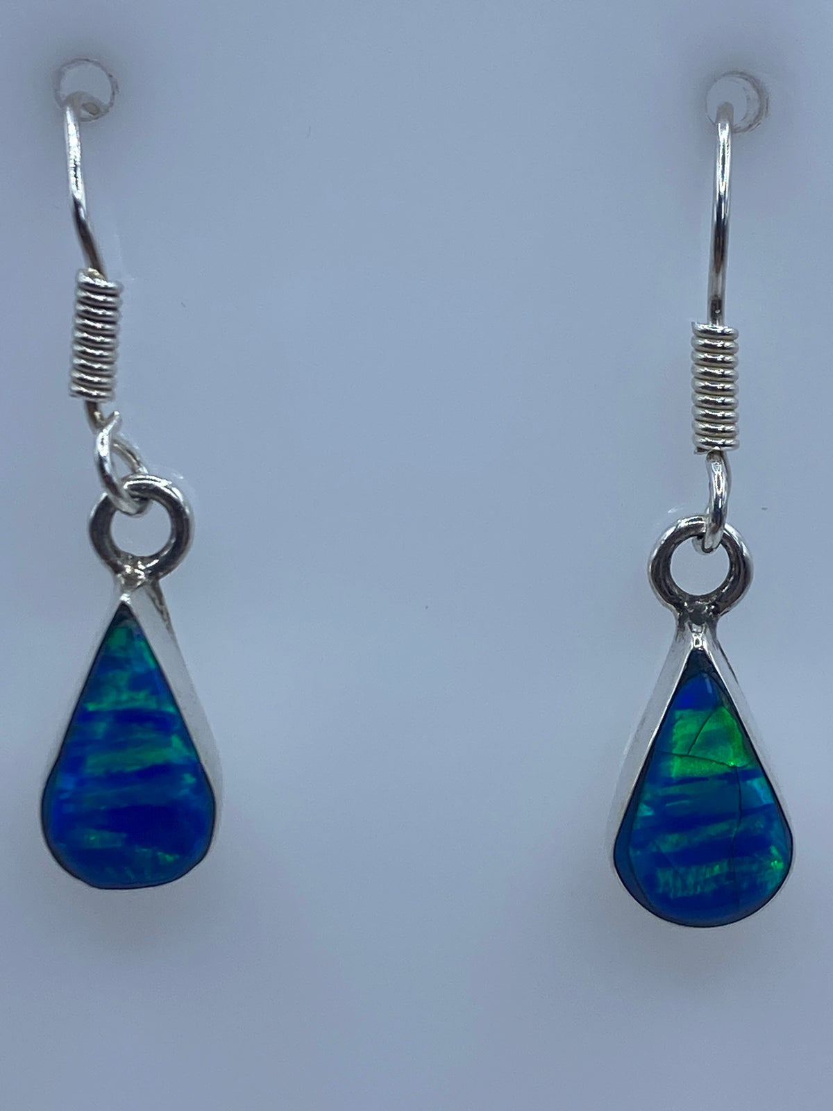 Aretes sobre cinta métrica mostrando largo de 2.3 cm