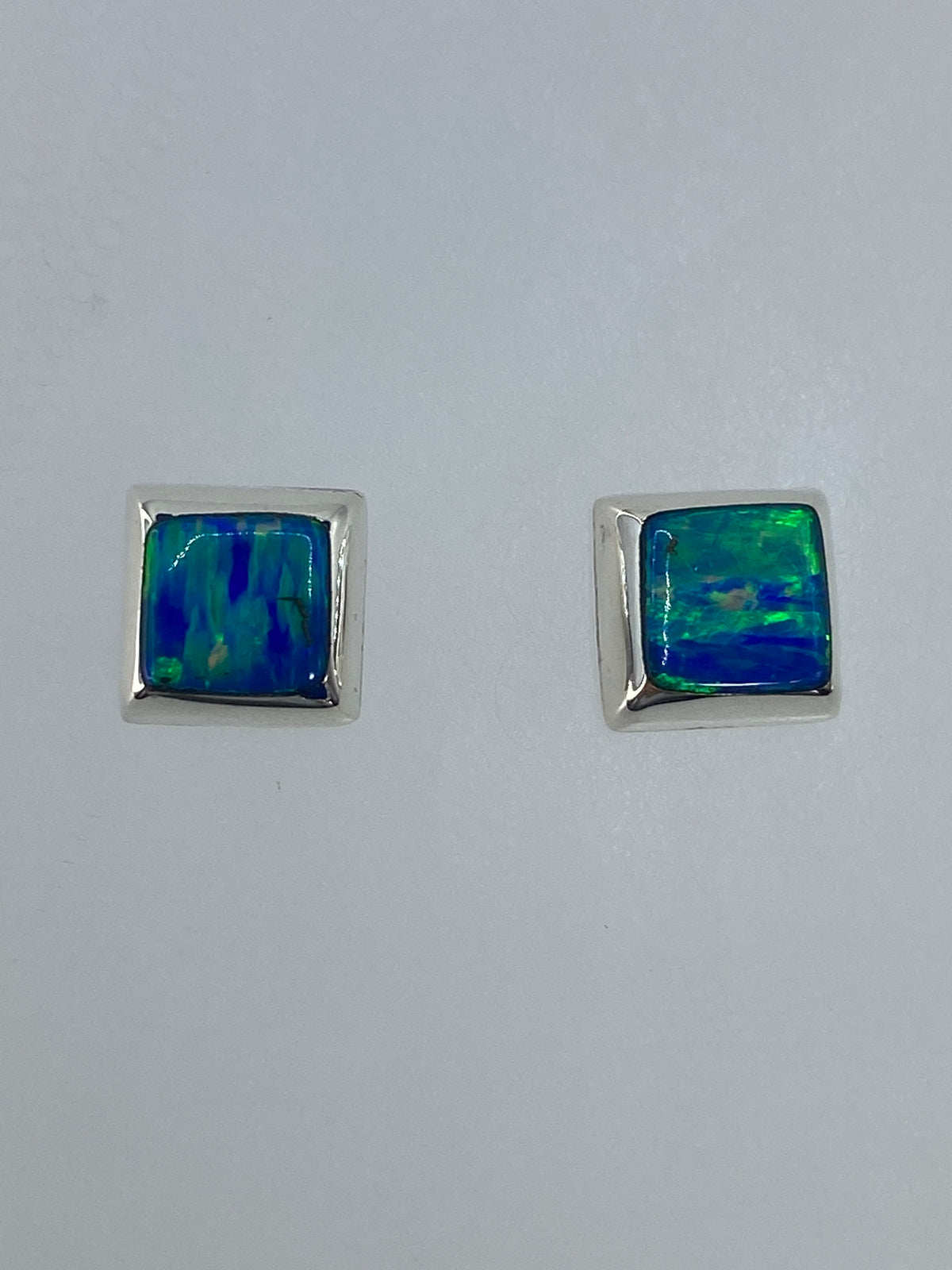 Par de aretes de plata con ópalo de fuego verde limón en caja de presentación