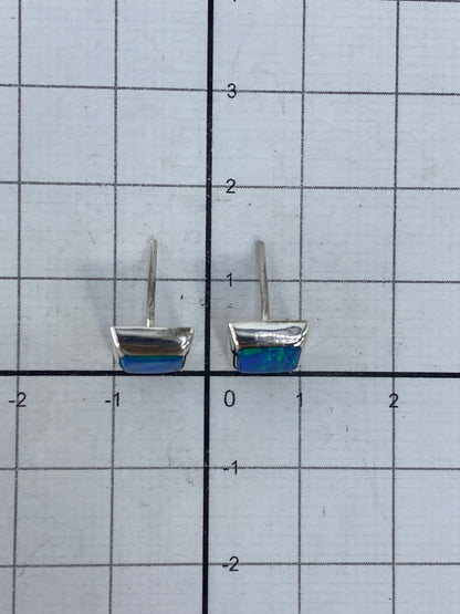 Aretes sobre fondo blanco con el sello de plata 925 visible