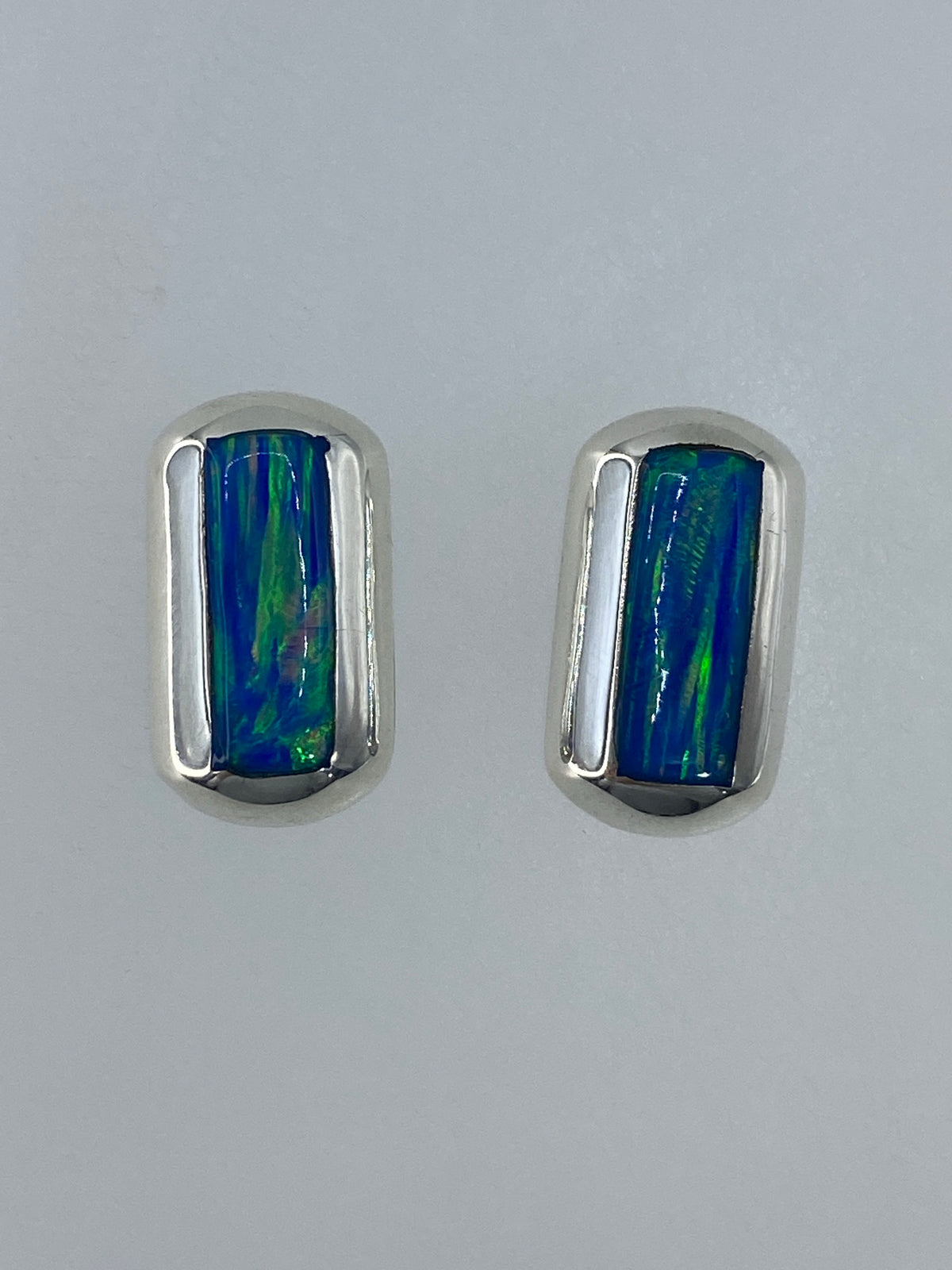 Par de aretes de plata 925 con ópalo de fuego verde limón, sobre fondo blanco