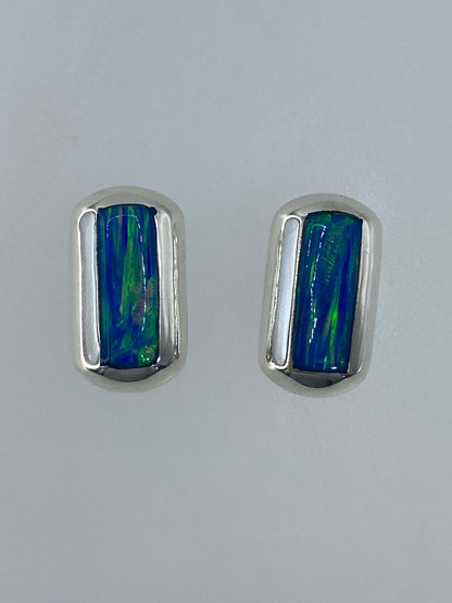 Par de aretes de plata 925 con ópalo de fuego verde limón, sobre fondo blanco