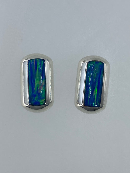 Par de aretes de plata 925 con ópalo de fuego verde limón, sobre fondo blanco