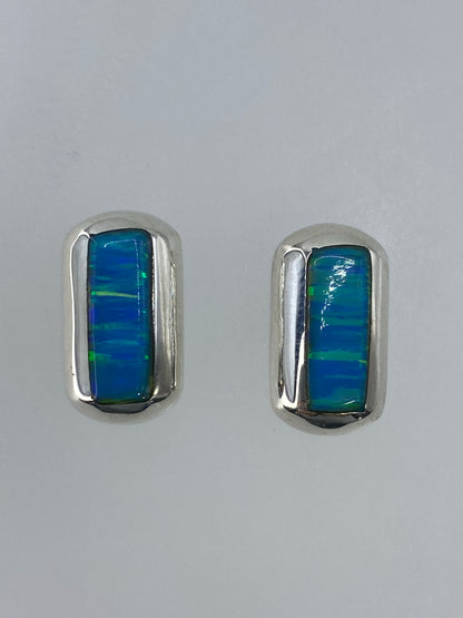 Aretes de ópalo de fuego de 1.4 cm mostrando reflejos naranjas, verdes y azules
