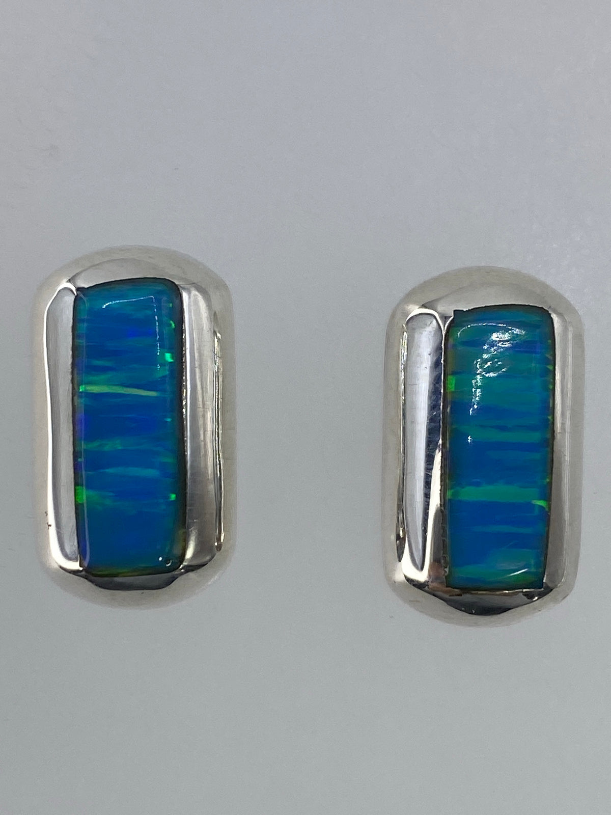 Detalle del engaste de piedra a mano y terminación pulida en plata 925