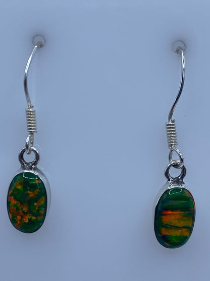 Par de aretes de plata 950 con ópalo de fuego verde limón, 2.9 cm de largo, sobre fondo blanco