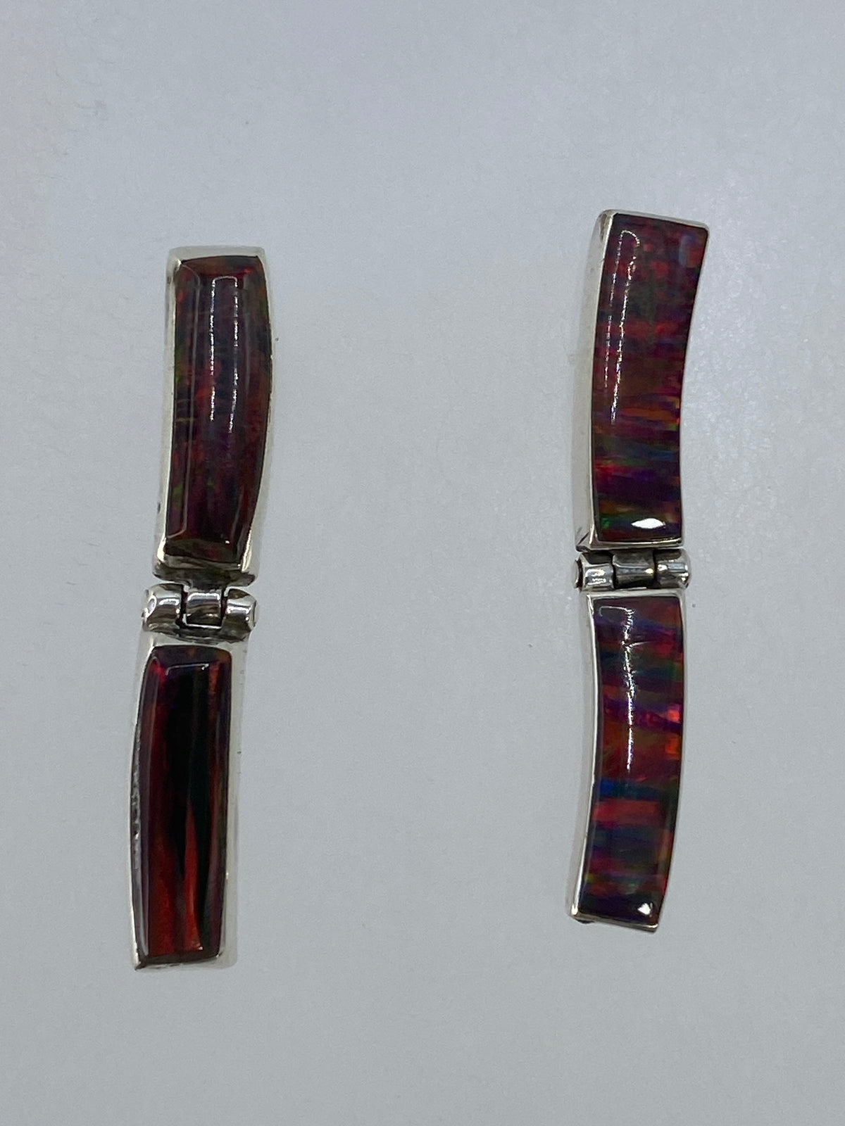 Aretes de plata 950 con ópalo de fuego multicolor, 3 cm de largo, colgando sobre fondo claro