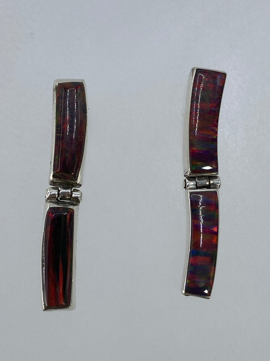 Aretes de plata 950 con ópalo de fuego multicolor, 3 cm de largo, colgando sobre fondo claro