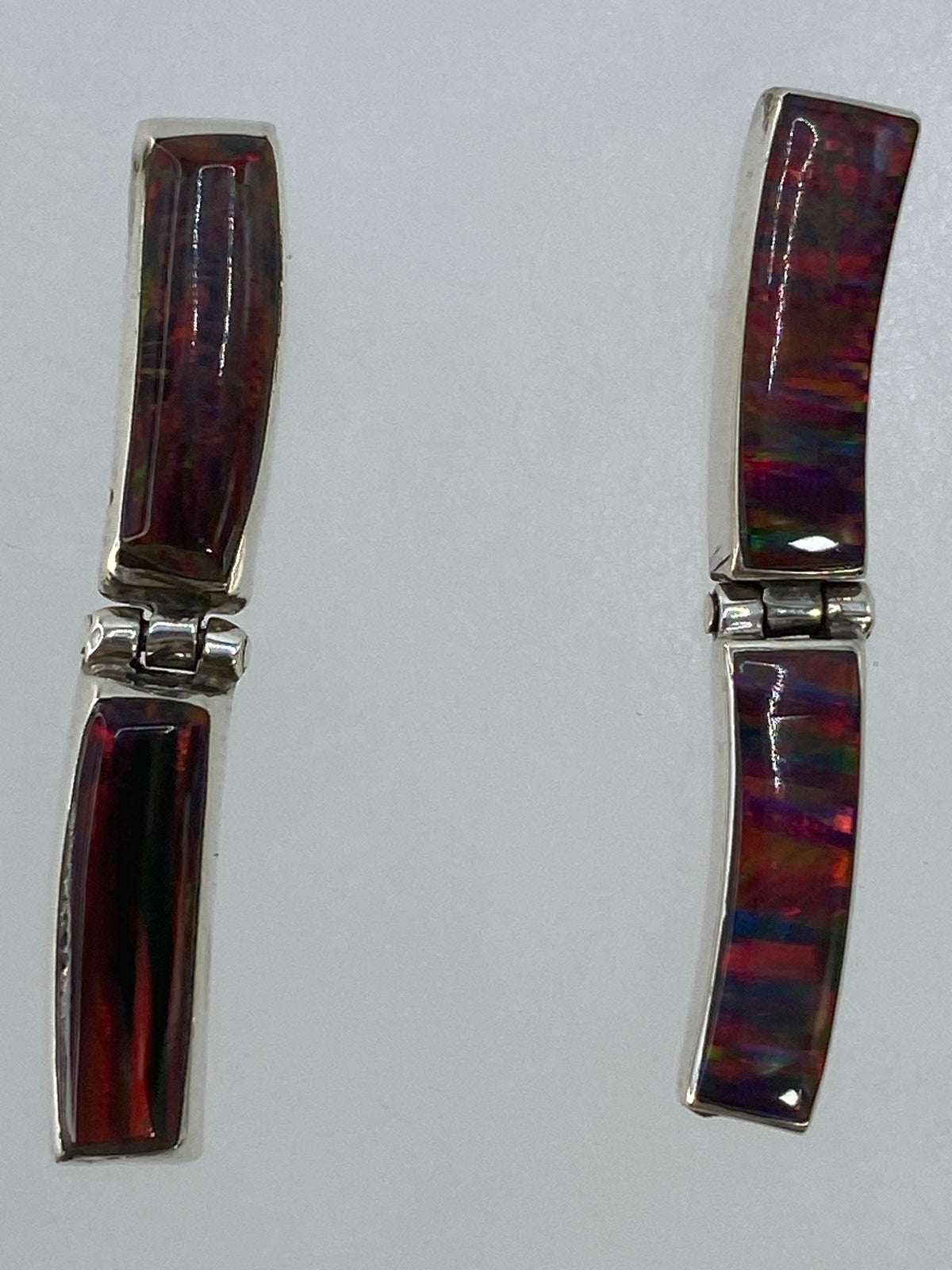 Aretes de plata en la mano mostrando el tamaño real y el engaste de la piedra