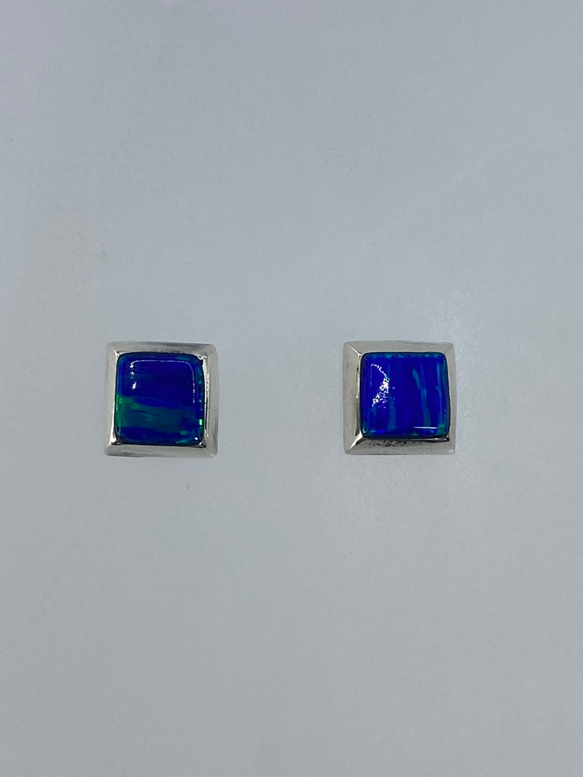 Vista lateral de los aretes ligeros de 1.4 cm con cierre butterfly