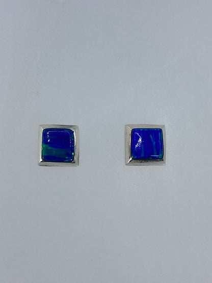 Vista lateral de los aretes ligeros de 1.4 cm con cierre butterfly