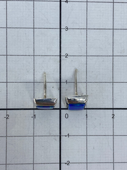 Aretes sobre fondo neutro con sello 925 visible en la plata