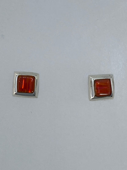 Par de aretes de plata 925 con ópalo de fuego naranja, largos 1.3 cm, engastados a mano en Taxco