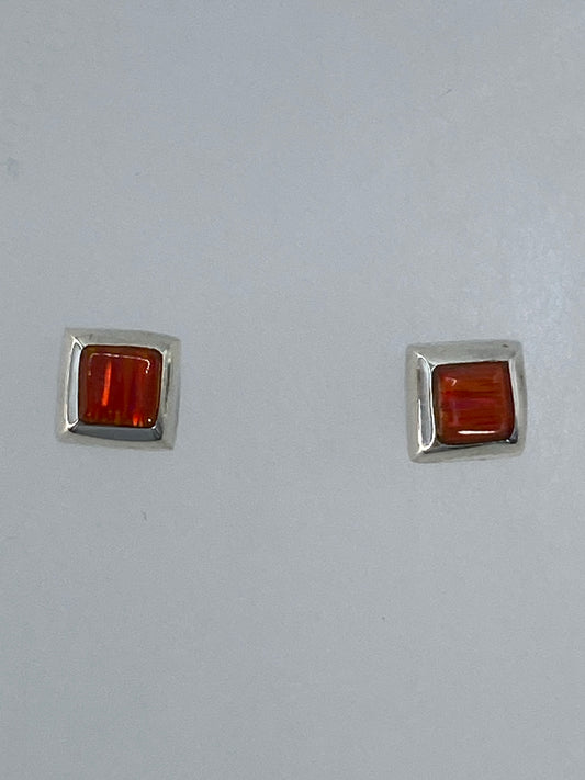 Par de aretes de plata 925 con ópalo de fuego naranja, largos 1.3 cm, engastados a mano en Taxco