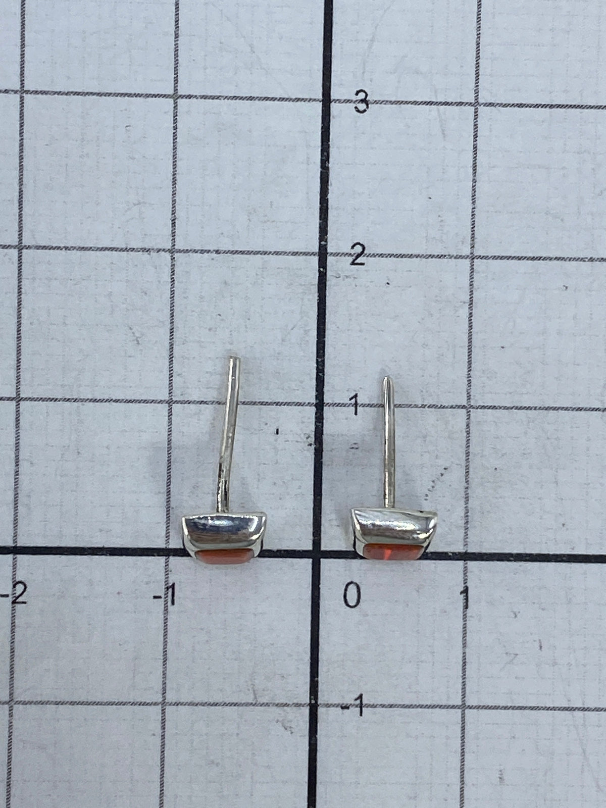 Aretes minimalistas de plata con piedra naranja volcánica, vista frontal