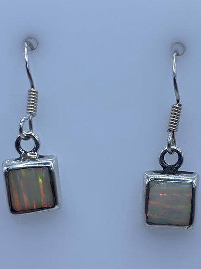 Aretes de plata 925 sobre fondo blanco con marca del Quinto visible