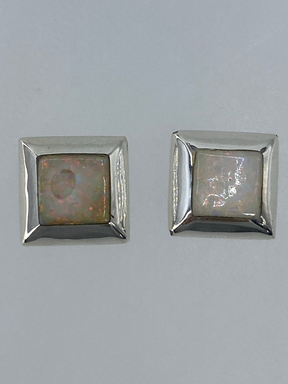 Par de aretes de plata con Ópalo de Fuego multicolor engastado, vista frontal
