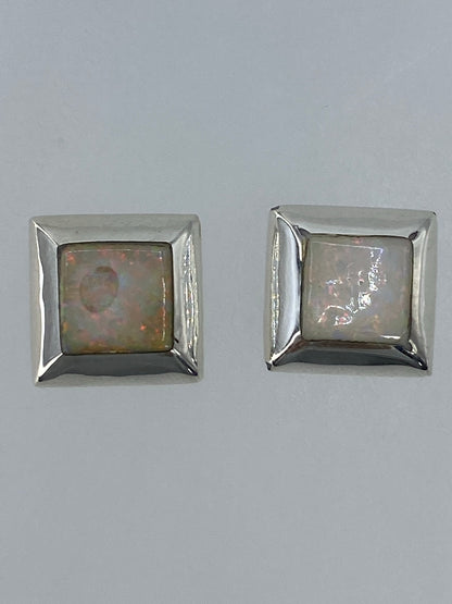 Par de aretes de plata con Ópalo de Fuego multicolor engastado, vista frontal
