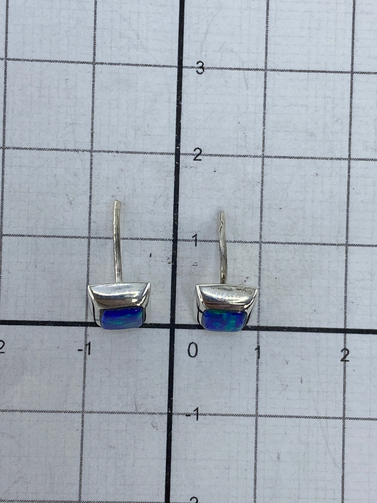Reverso de los aretes mostrando el Quinto 925 grabado en la plata