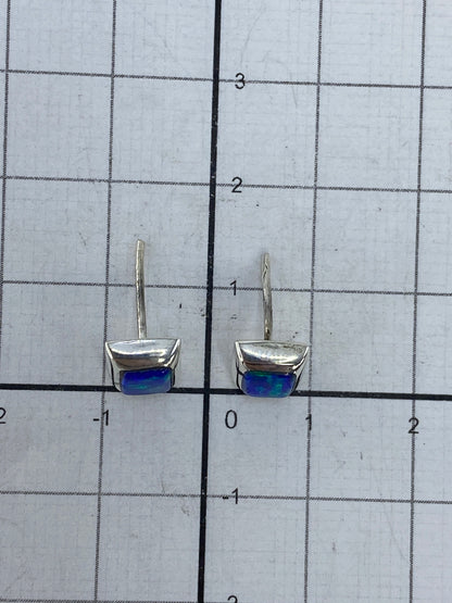 Reverso de los aretes mostrando el Quinto 925 grabado en la plata