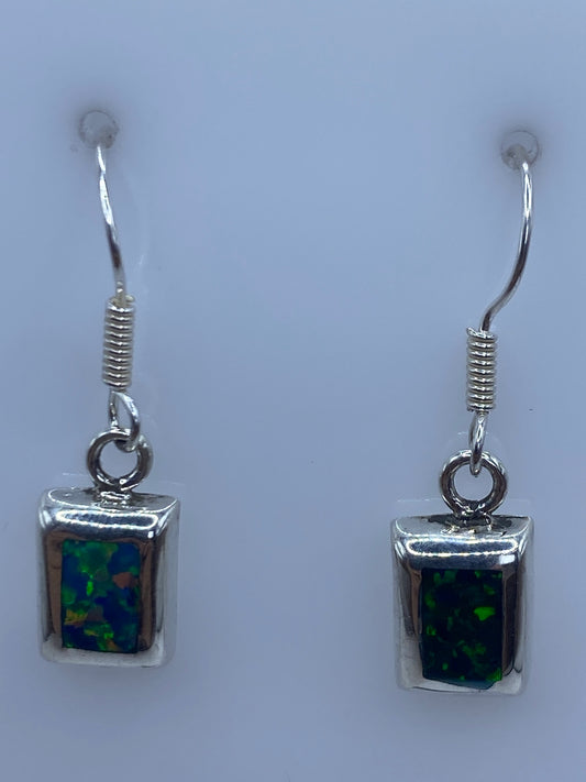 Detalle del ópalo verde visto de frente en el engaste de plata